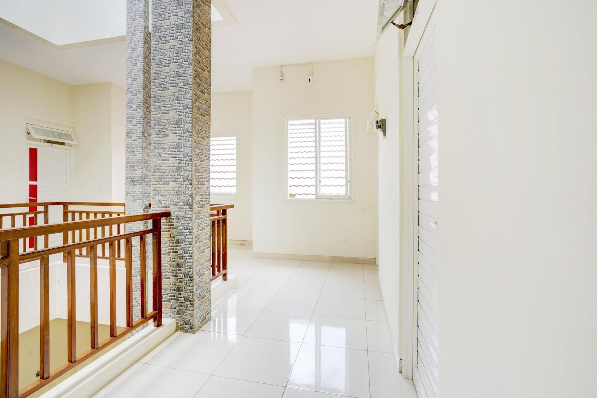 Oyo 90173 Innapp Tenggilis Family Residence Surabaya Buitenkant foto