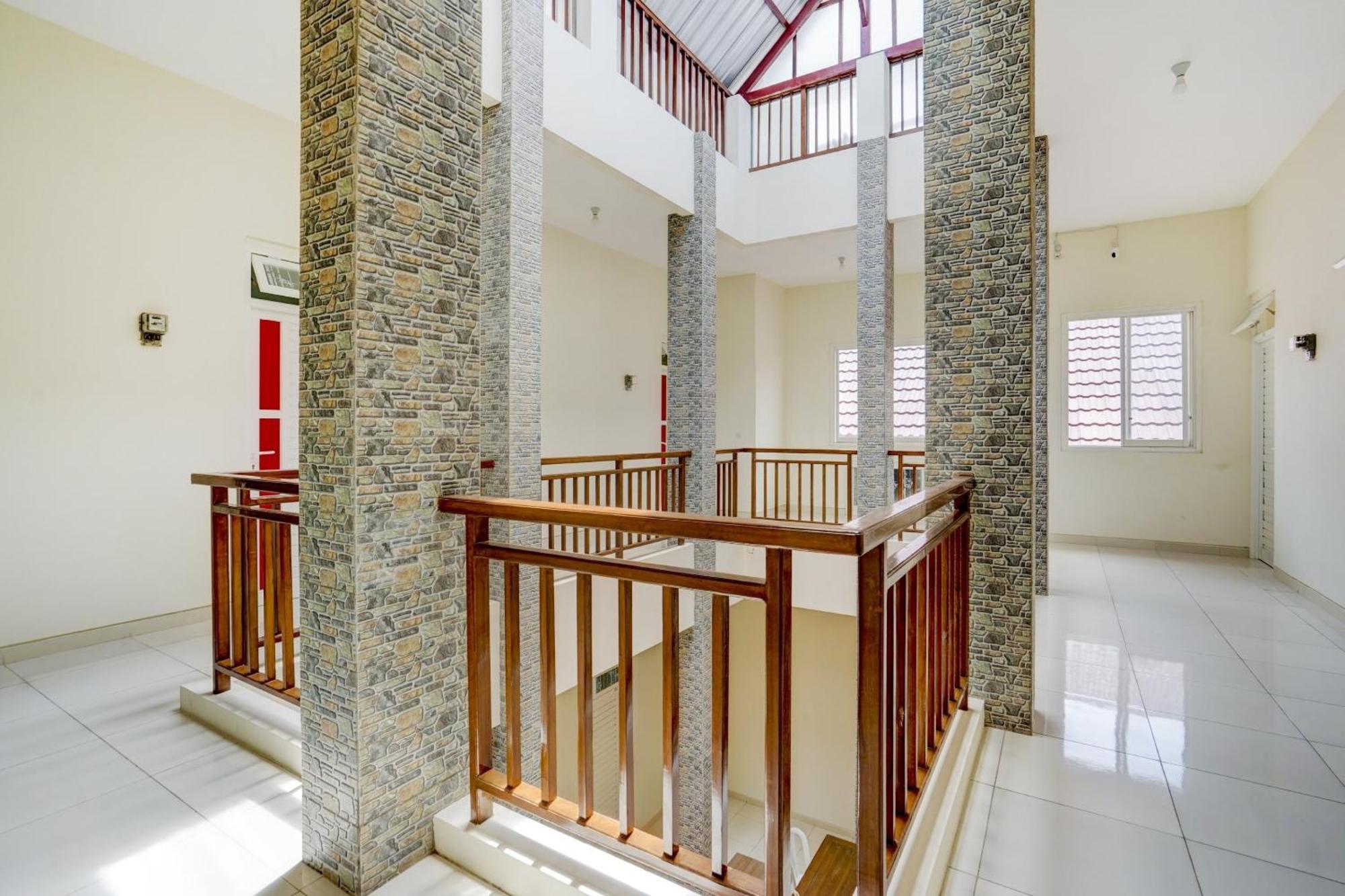 Oyo 90173 Innapp Tenggilis Family Residence Surabaya Buitenkant foto