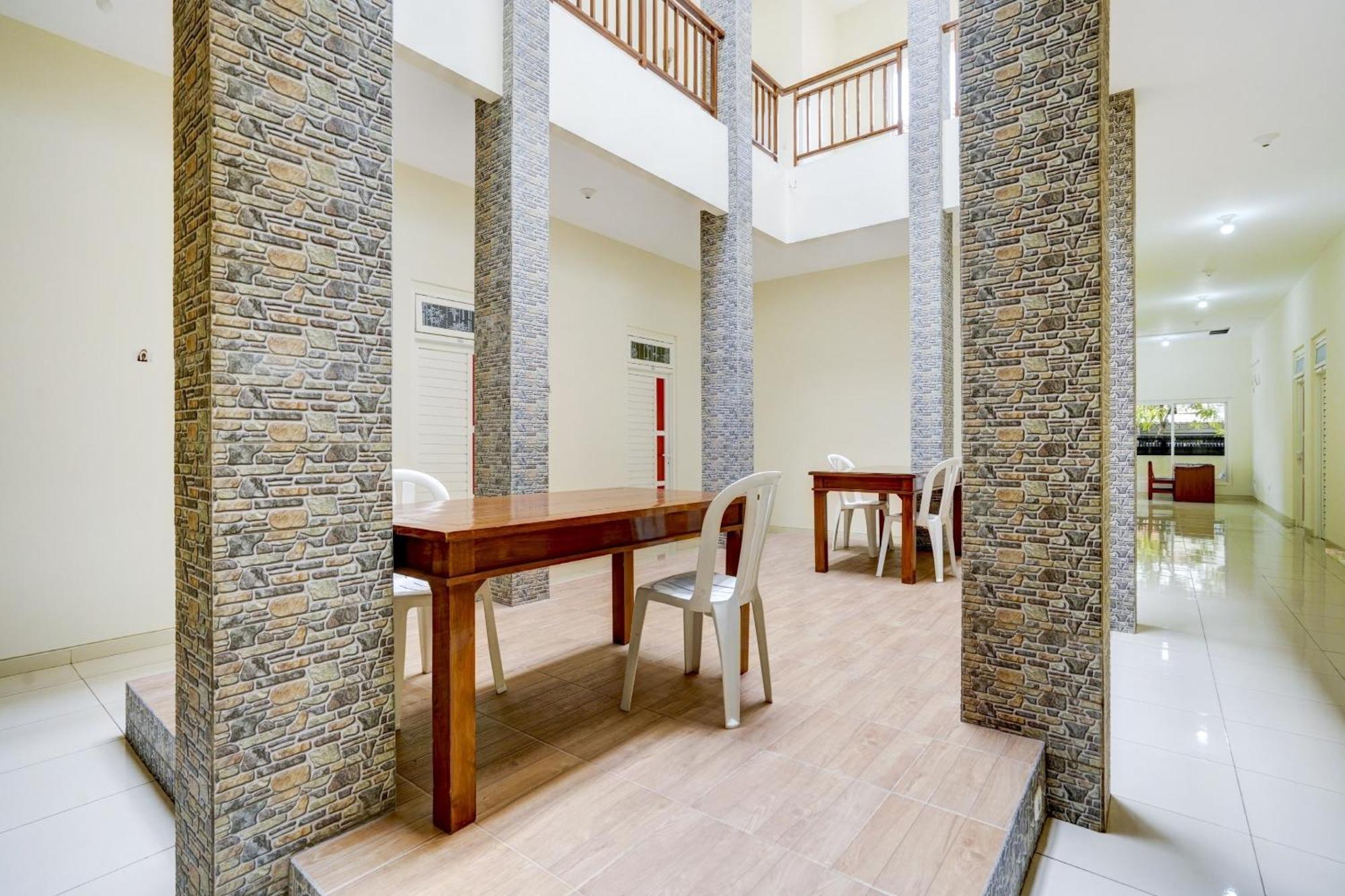 Oyo 90173 Innapp Tenggilis Family Residence Surabaya Buitenkant foto