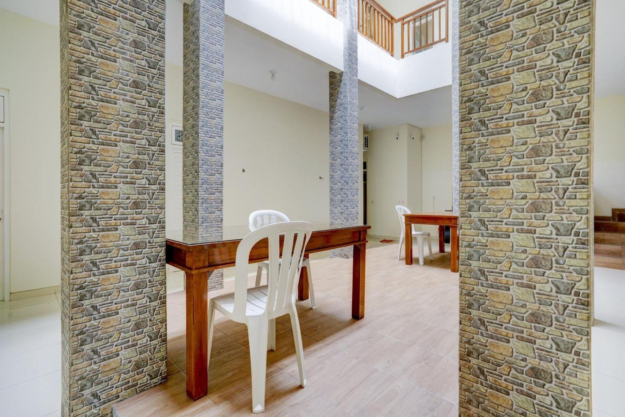 Oyo 90173 Innapp Tenggilis Family Residence Surabaya Buitenkant foto